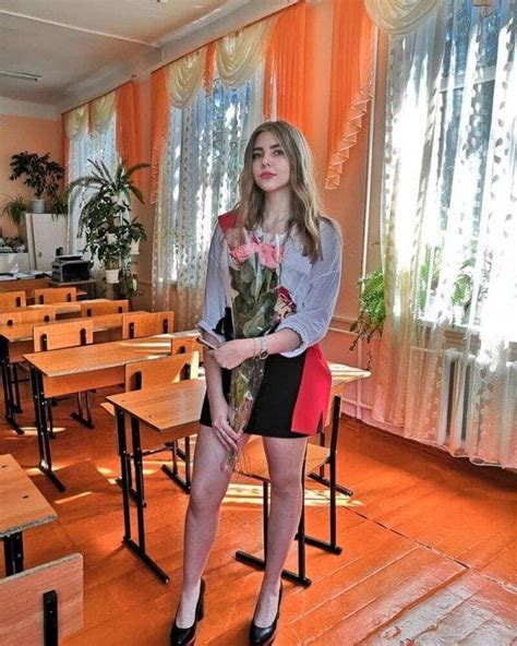 【画像】ロシアの女子高生たちの卒業式。相変わらずエッチすぎる ポッカキット