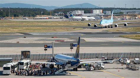 September 2017 fand in frankfurt am main die größte evakuierung seit dem zweiten weltkrieg statt. Flughafen Frankfurt: Betrunkene Passagierin droht mit ...