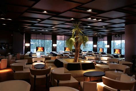 Be inspired by styles, designs, trends & decorating advice. elegant-bar-and-lounge-design-with-cream-fabric-round ...