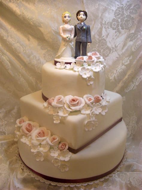 I suoi fiori vanno dal bianco al rosa e quando cadono, a fine marzo,. Elisa Giovannetti Cake Designer: Weddin cake: Classica con ...