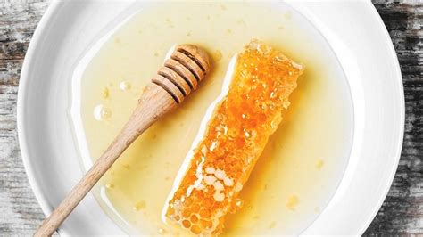 Honey has antibacterial properties that help soothe a sore throat and kill the bacteria that cause the infection.10 what makes it even more appealing 5. The Top 6 Raw Honey Benefits: Fights Infection, Heals ...