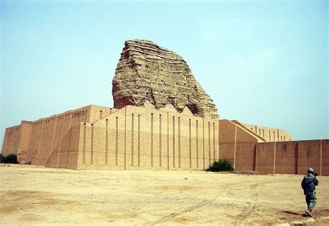 La ziggurat de Dur Kurigalzu Aqar Quf après restauration à environ km de Bagdad