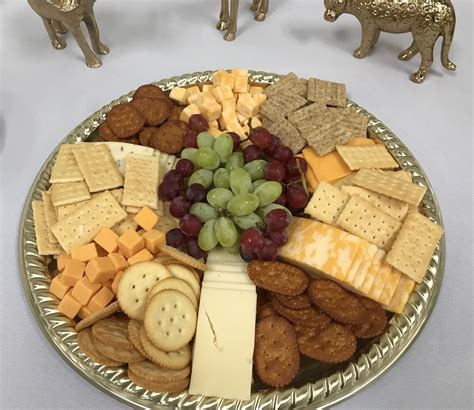 Cheese And Crackers Tray Cheese And Cracker Tray Cheese Crackers Good Eats