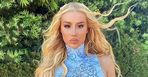 check out iggy azalea as she debuts dramatic buzz cut and gives glimpse shaving her red dyed hair