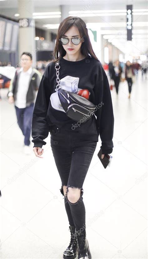 La Actriz China Tiffany Tang O Tang Yan Se Representa En El Aeropuerto Internacional De Beijing