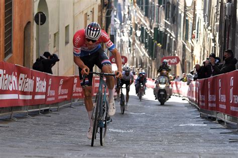 Il commence sa saison sur route sur l' uae tour , dont il remporte la première étape, mais son équipe se voit contrainte de quitter la course, pour des raisons sanitaires. Mathieu van der Poel - Page 2 of 3 - Cycling Weekly