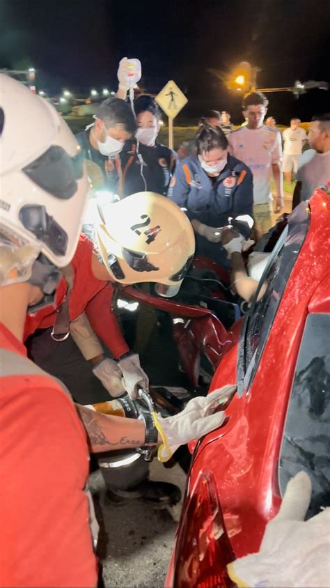 Corpo de Bombeiros resgata vítima das ferragens de acidente de trânsito