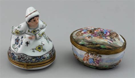 lot two porcelain boxes 19th century heights 2” and 3 75”
