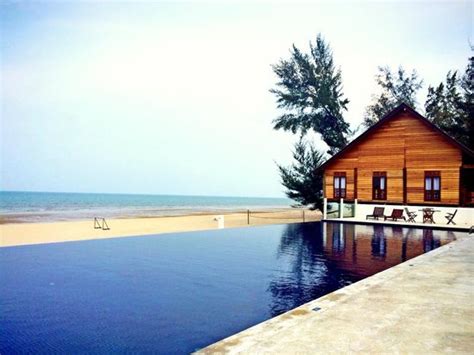 Pantai bisikan bayu lies in the district of pasir puteh about 6 km away from kuala besut, terenggau. Infinity pool 12ft depth - Picture of Villa Danialla Beach ...
