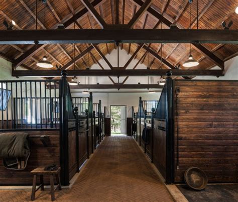 Here is a great little barn layout and style… pictures of barns | horse barn ideas. Stable Style: Aisle Envy | Horses & Heels