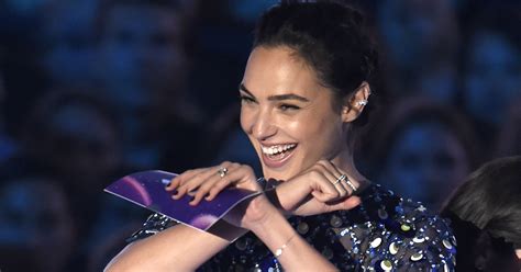 See Gal Gadots Cutest Wonder Woman Blooper Moments With Chris Pine