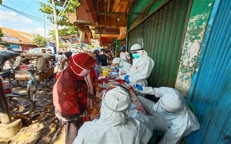 No entry without any arrangements. Warga Tanpa Masker saat Belanja Dilarang Masuk Pasar