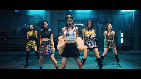 Itzy Wannabe Mv Screencaps And Who’s Who K Pop Database Itzy Kpop Girls Fashion