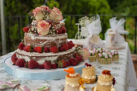Explore Naked And Semi Naked Wedding Cakes That Take The Cake