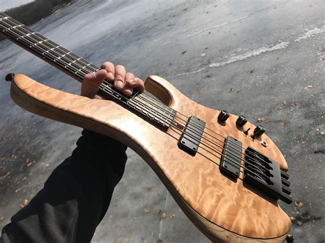 Is There An Ultra Lightweight Short Scale Headless Bass That Is Also