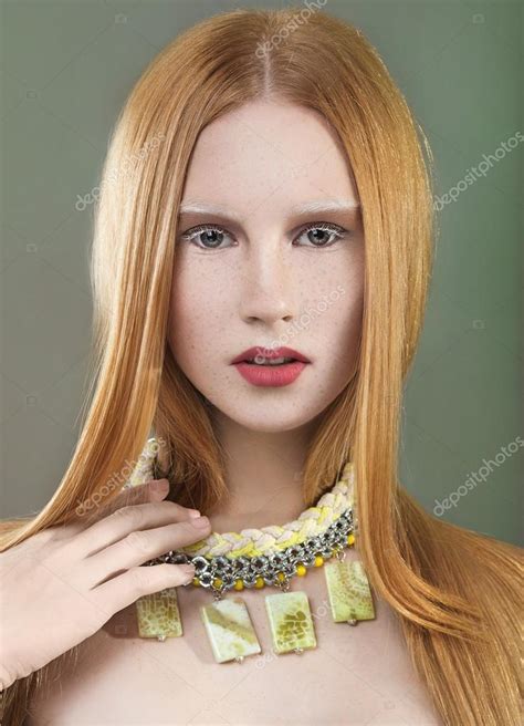 piękna rudowłosa dziewczyna z piegi włosy długie proste i naszyjnik jej szyi piękna twarz