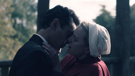 The Handmaids Tale Elisabeth Moss Thinks Junes Connection With