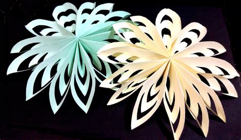 From easy to detailed, we are sure you will find a paper snowflake pattern just right for you. paper snowflakes | http://lomets.com