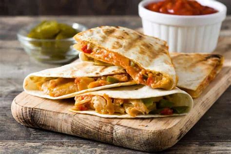 Mexicans combined cheese (queso) with tortillas and created a number of delicious combinations, including the quesadilla. Quesadillas - Comida Mexicana