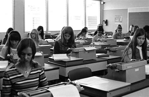 30 Vintage Photographs Capture Scenes Of High School Typing Classes From Between The 1950s And