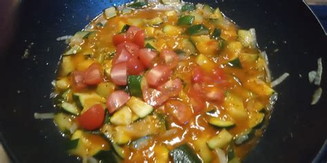 Poêlée de courgettes à la sauce tomate petit légumes