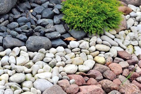 25 Beautiful Landscaping Ideas Adding Beach Stones to Modern Backyard Designs