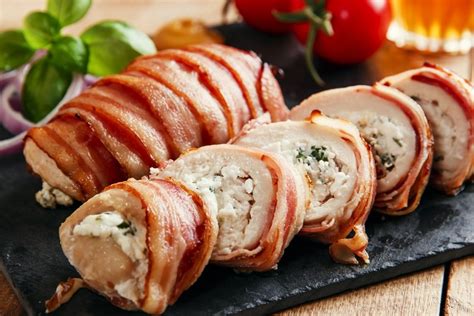 how to make baked chicken breast wrapped in bacon with chipotle sauce