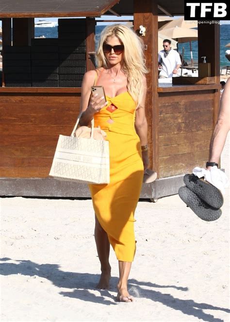 Victoria Silvstedt Brings Incredible Beach Body To Miami Photos