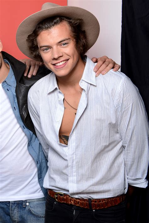 Harry styles news and updates on the sign of the times singer's one direction bandmates and his film dunkirk with more on his tour, youtube and net worth. 22 Pictures Showing Harry Styles Style Evolution