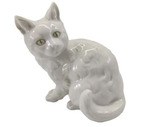VINTAGE HUTSCHENREUTHER KUNSTABTEILUNG Selb Porcelain Sitting White Cat