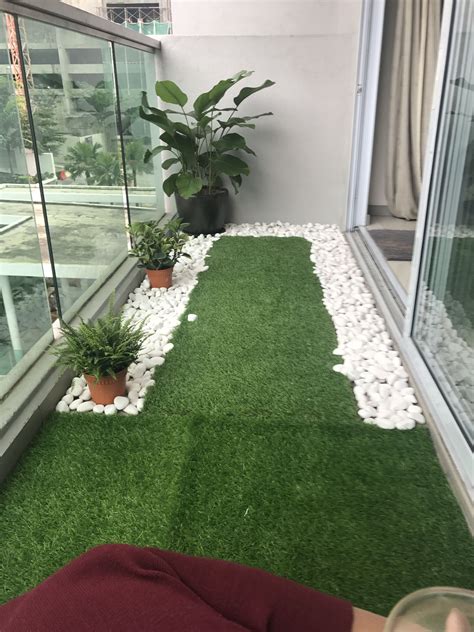 The artificial grass will last for a long time with low maintenance needs. Tiny balcony with artificial grass and river pebbles ...