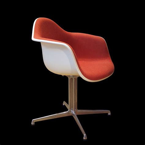 Forward thinking — an experiment as much as an icon, the eames molded shell chair charts the eameses' fascination with emerging materials. Eames Fiberglass Armchair - Wikipedia