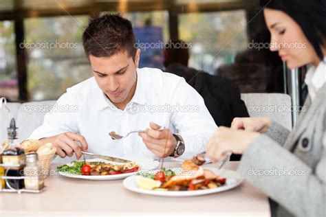 Young Almorzando Fotografía De Stock © Luckybusiness 24894511