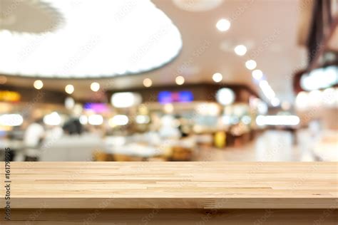 Wood Table Top On Blur Background Of Food Court In Shopping Mall 素材庫相片
