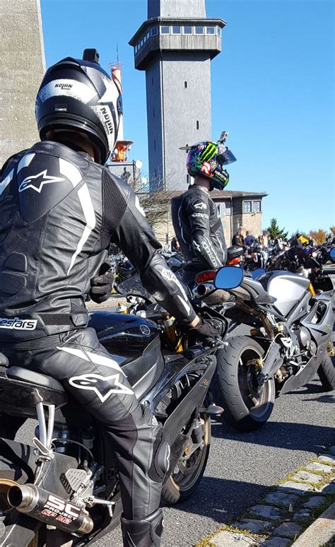 Unchallenged supersport dominance with iconic design and a proven ama championship winning track record. Zwei Biker, Motorradfahrer, Yamaha R6; Alpinestars-Kombi ...