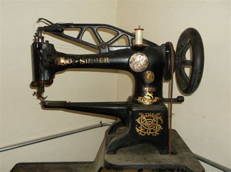 singer treadle leather sewing machine model 29 4 good working order 44 h x 27 w x 19 d