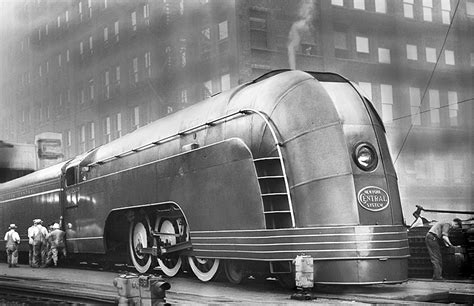 1936 Mercury Streamliner Train Art Deco Monochrome Wallpaper