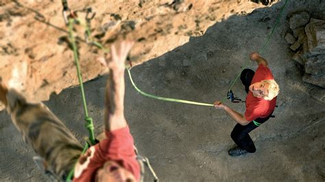 Descubre las similitudes y las diferencias entre los aseguradores automáticos petzl grigri+ y petzl grigri 2. How to belay the leader with a GRIGRI - Belaying ...