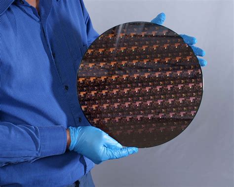 Ibms Newest Chip Can Put 50bn Transistors Onto A Finger Inavate Magazine