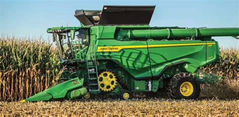 Taking A Closer Look At The Powerful John Deere X9 1000 Combine