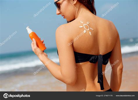 Beautiful Woman Bikini Applying Sun Cream Tanned Shoulder Sun Protection Stock Photo By Verona