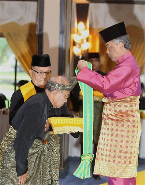 Clădirea moscheii sultan ahmad shah din kuantan , pahang. Pahang Sultan confers 215 awards on 86th birthday | New ...