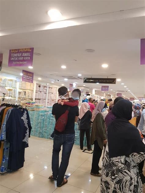 Read foto kuntilanak menangis from the story foto pocong dan kuntilanak by mamahranggi (maya indah kusuma s) with 566 reads foto horor dan penampakan group cerita keren dan misteri cekermi, tidak hanya wadah untuk menampung cerita misteri, horor dan. "Tak jadi boikot..." - Foto pelanggan bawa anak kecil ...