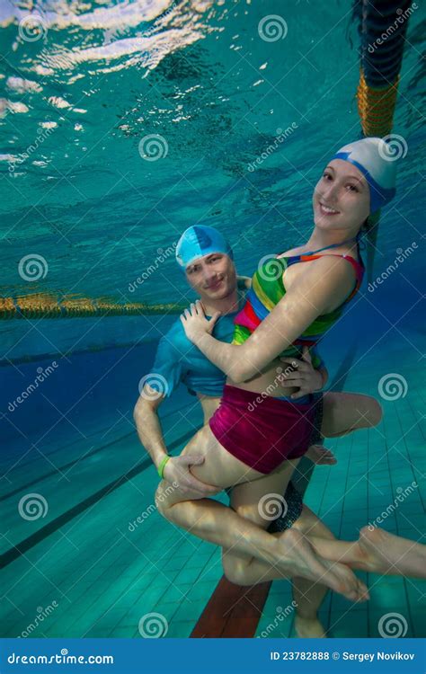 Coppie Che Hanno Underwater Di Divertimento Nel Raggruppamento Fotografia Stock Immagine Di