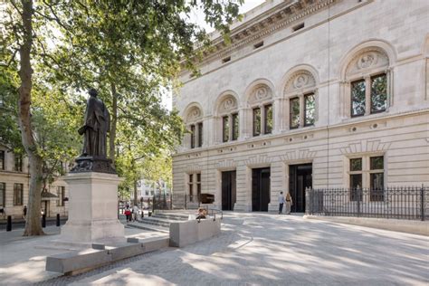 Londons National Portrait Gallery Reopens With New Bronze Doors