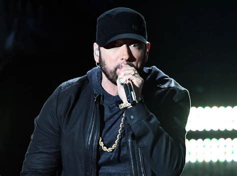 Marshall bruce mathers iii, better known by his stage name eminem (stylized as eminǝm) and by his alter ego slim shady, is an american rapper, record producer, songwriter and actor. Eminem: il re del rap americano oggi compie 46 anni