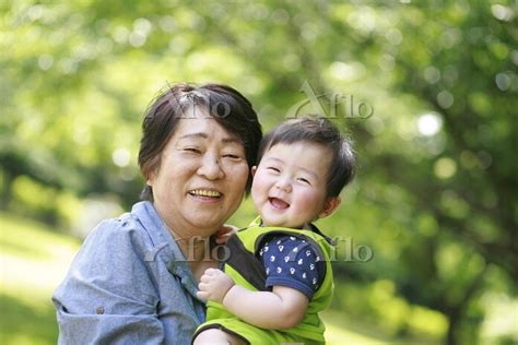 孫を抱くおばあちゃん 21784675 写真素材・ストックフォトのアフロ