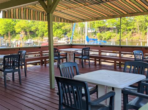 Boone And Crocketts Riverside Café At Ernsts Lake Breeze Marina On The