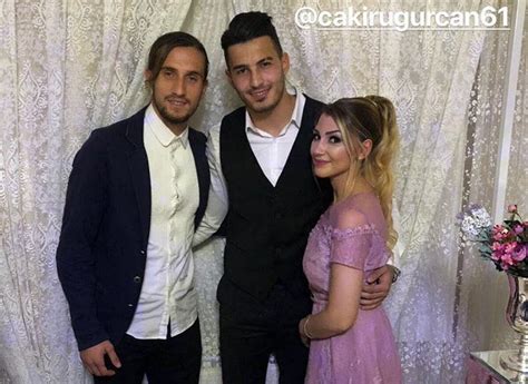 Trabzonspor formasıyla gösterdiği performansla a milli takıma kadar yükselen uğurcan çakır nişanlısı kübra yıldız ile dünya evine giriyor. Herkes Yusuf Yazıcı'nın o fotoğrafını konuşuyor