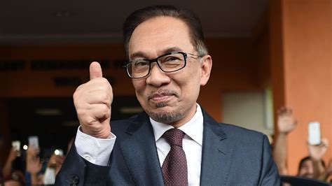 Razali menamakan bloger, outsyed the box; Anwar Ibrahim dan Keluarga Akan Terus Sokong Pimpinan Tun ...